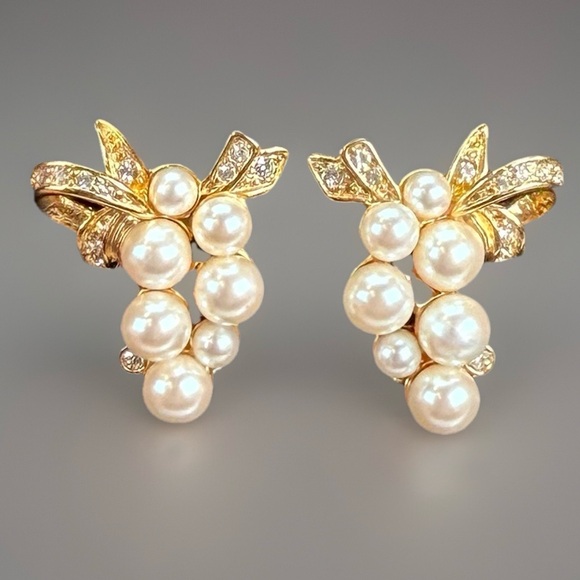 Elegant Vintage Goldtone Faux Pearl Grape Bow Bling Cluster Clip On Earrings